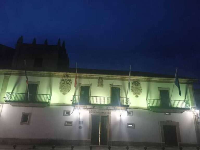 Baiona ilumínase de amarelo polo Día Mundial da Endometriosis