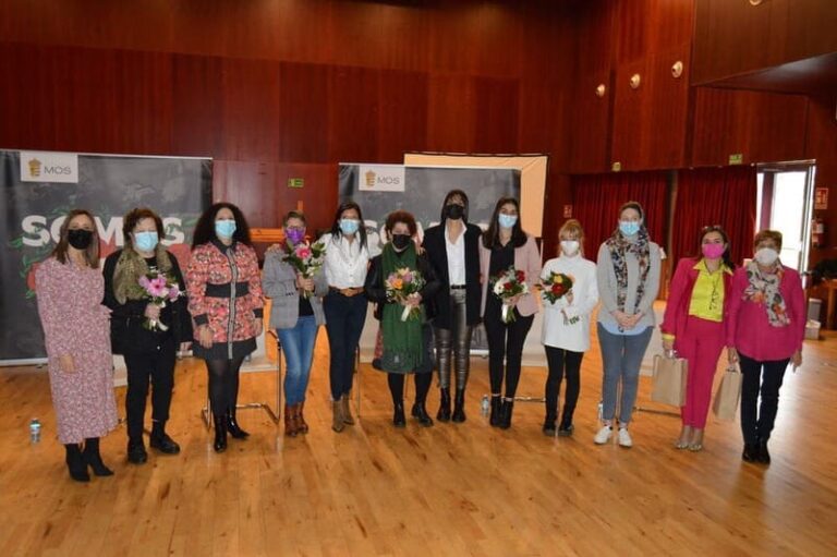 Encontro interxeracional de mulleres mosenses entre os 89 e os 30 anos con alumnado do IES de Mos