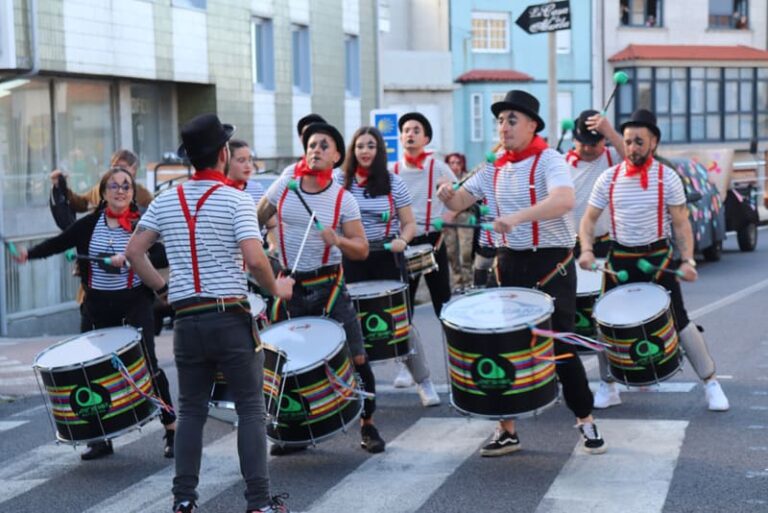 A Guarda despide o Entroido 2022 cun multitudinario e colorido Desfile