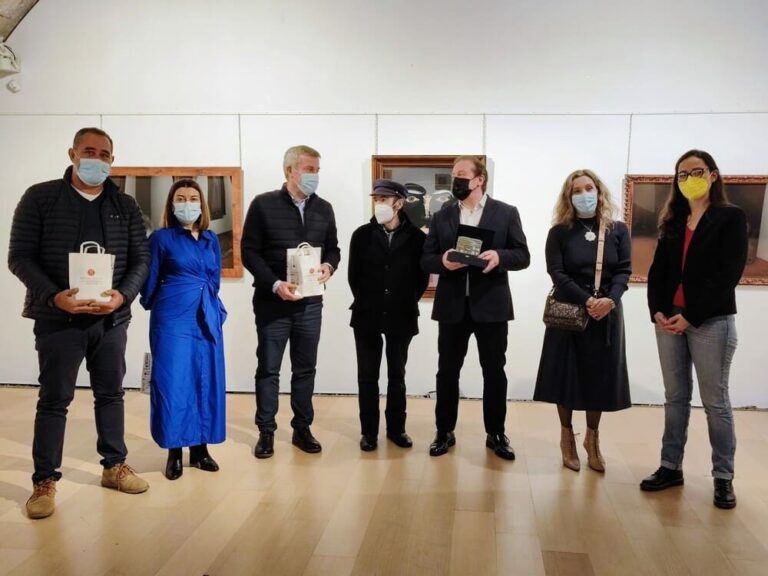 O alcalde da Cañiza acompaña a Diego de Giraldez na inauguración da súa exposición de pintura en Ávila