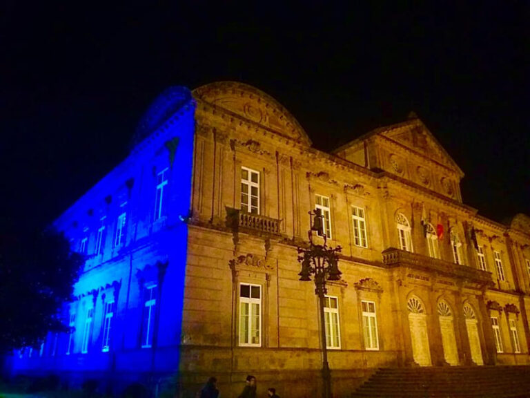 A Deputación tingue o Pazo Provincial coas cores da bandeira de Ucrania