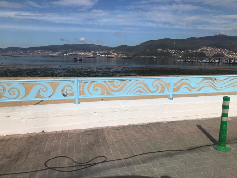 O Concello repara os danos causados polas pintadas nos muros da praia e paseo de Arealonga e no mobiliario urbano da contorna
