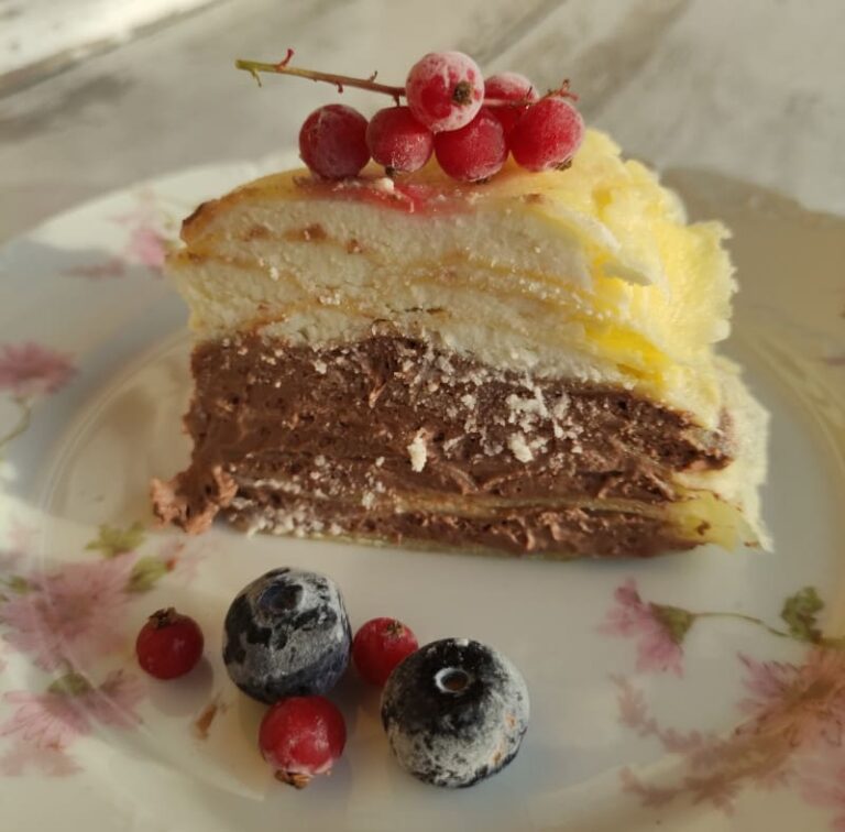 Pastel de filloas relleno de trufa de chocolate y crema de queso (sin gluten)