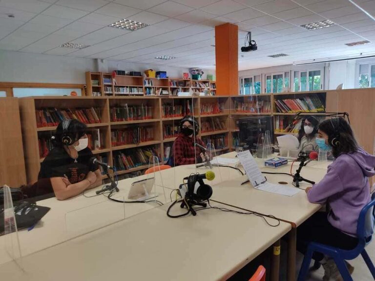 A activista feminista Amelia Tiganus comparte a súa experiencia co alumnado rosaleiro