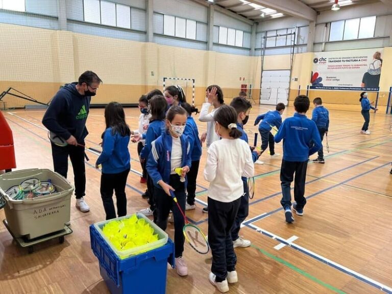 Dez centros educativos de Ponteareas e comarca participan no Campionato Zona Escolar de bádminton