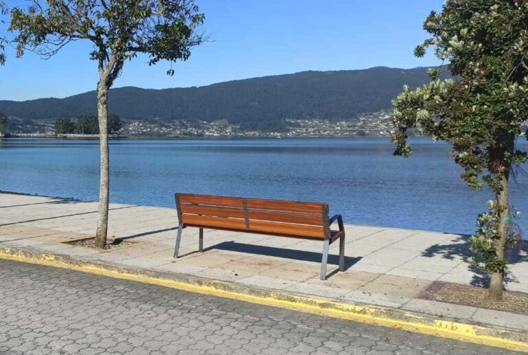 O Concello de Redondela substitúe os bancos do paseo da praia de Cesantes