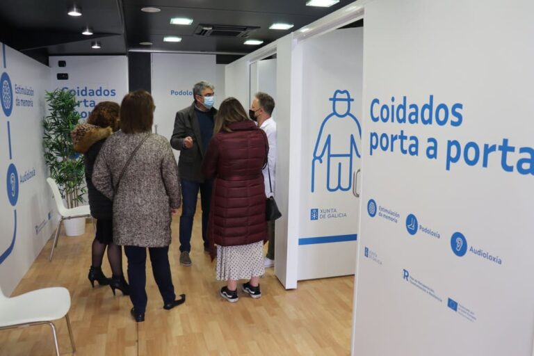 O alcalde da Guarda visita a unidade móbil de coidados sociosanitarios “Porta a Porta”