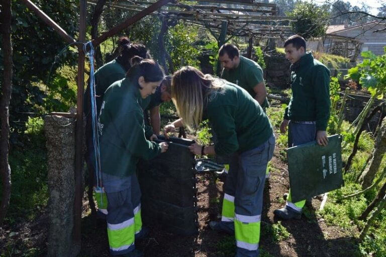 Mos promove a compostaxe cunha nova entrega gratuíta de composteiros á veciñanza