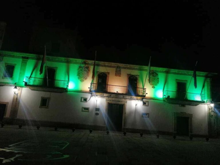 Baiona ilumina de laranxa e verde a fachada do Concello polo Día Nacional da Fibrose Quística