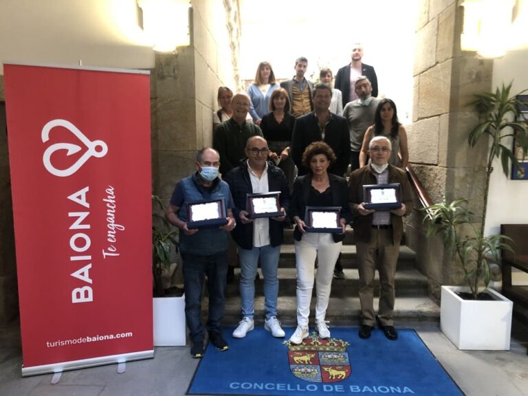 O alcalde de Baiona fai entrega de placas en homenaxe pola xubilación de 8 traballadores do Concello