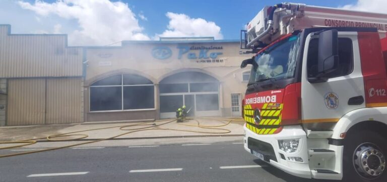 O Consorcio Provincial axuda na extinción do incendio da nave do Porriño