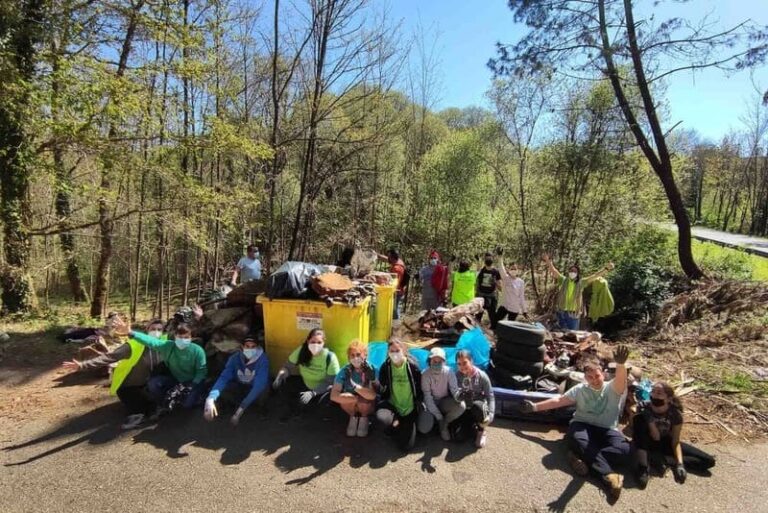 Unha vintena de voluntarios limparon a contorna do río Uma