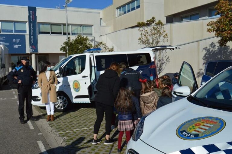 O alumnado mosense recibe a visita da Policía Local e Emerxencias