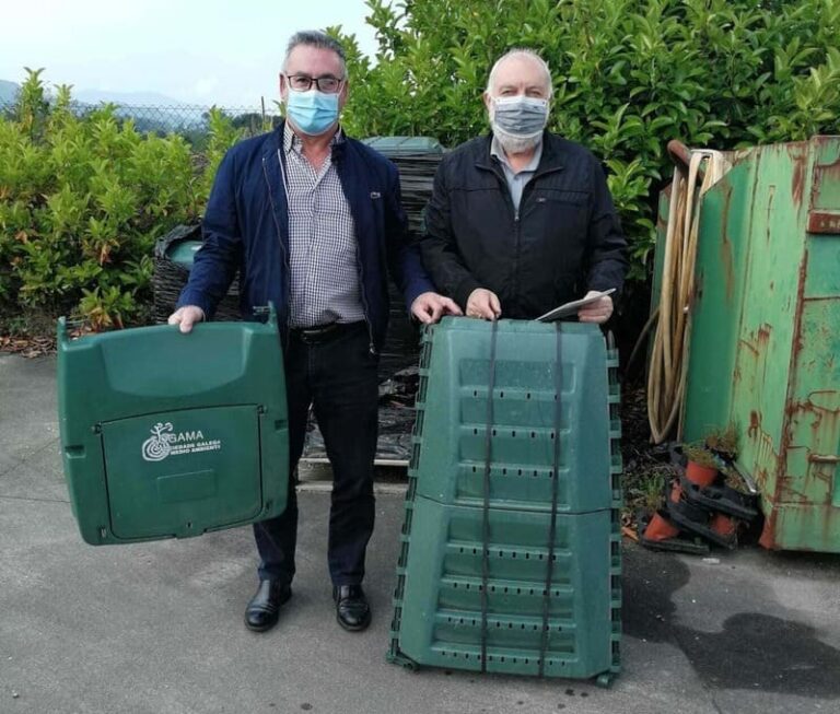 O Concello de Arbo reparte composteiros entre a veciñanza