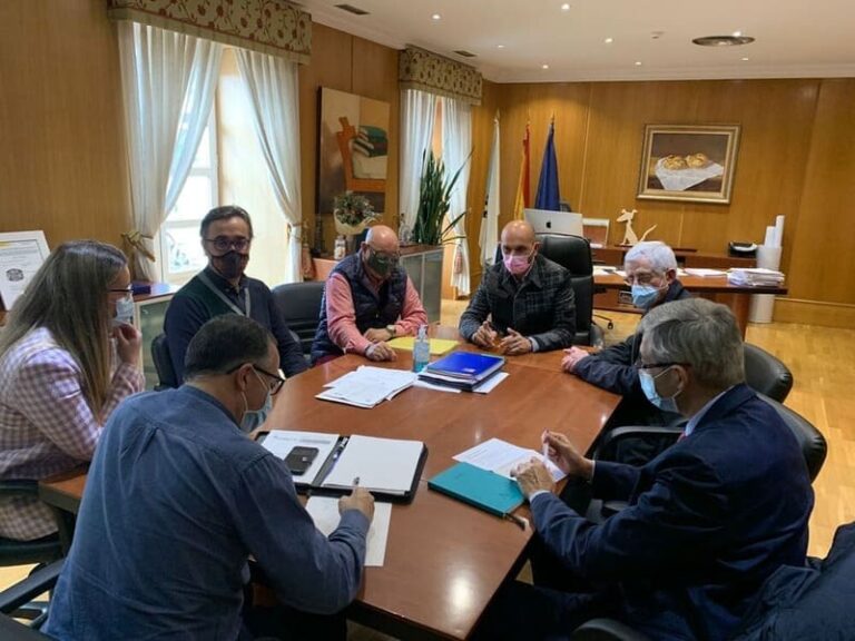 Concello e Diócese de Tui-Vigo reúnense para abordar a reforma da  capela do Cristo