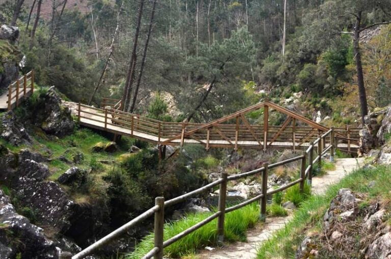 Oia suma unha nova ruta sendeirismo sinalizada, a cal une as parroquias de Burgueira e Loureza