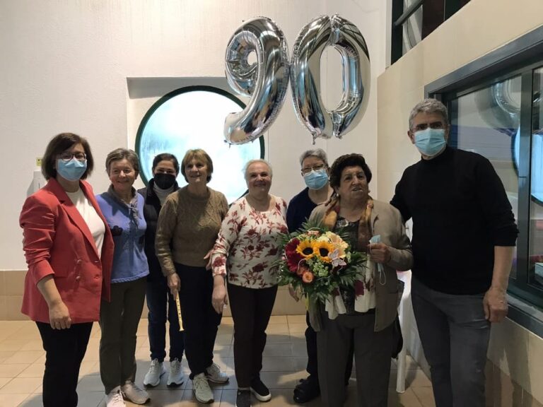 Cumpre 90 anos sendo a usuaria máis activa da Piscina Municipal da Guarda