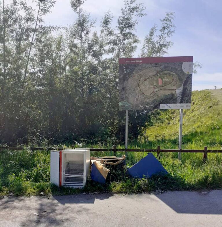 O Concello de Ponteareas elimina unha vertedura incontrolada preto do Castro de Troña