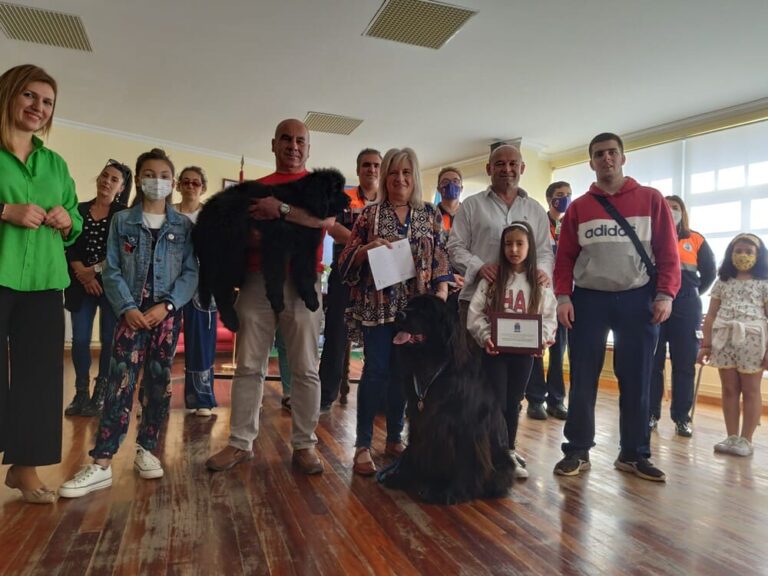Covelo recoñeceu a traxectoria e logros do equipo de Adestramento de Cans de Rescate na Auga