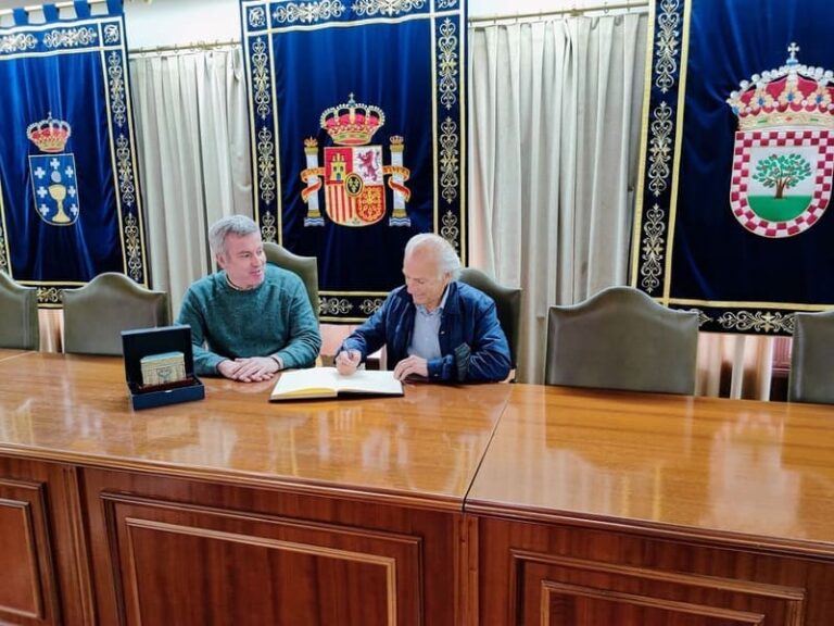 Álvaro Pino visita A Cañiza para a presentación da VII edición da Clásica
