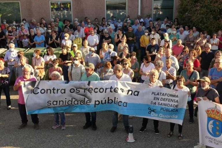 Afluencia masiva na concentración contra o desmantelamento da atención primaria no Rosal