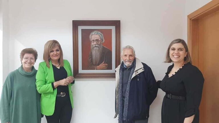 O pintor e restaurador local Angel Barros doa un retrato de Valle-Inclán á Biblioteca Municipal