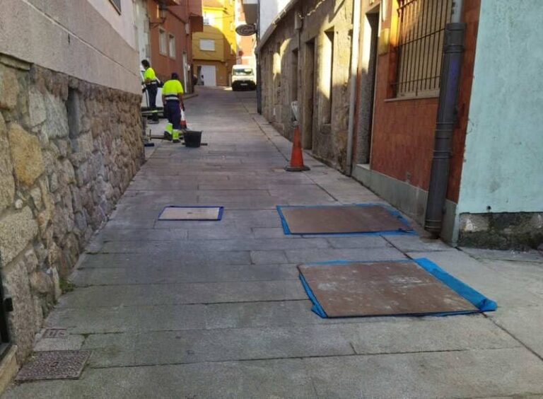 O Concello de Baiona acomete obras de arranxo no pavimento de pedra da zona vella
