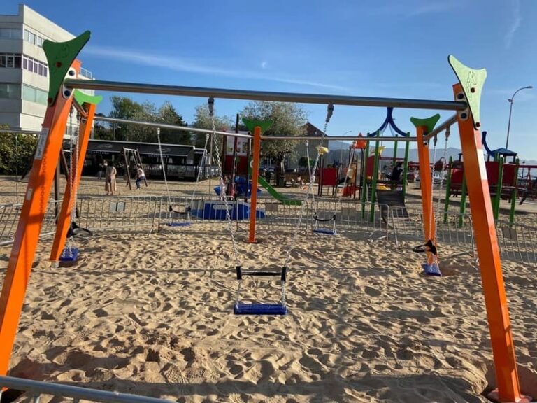 O Concello de Nigrán instala un columpio múltiple no parque de Praia América