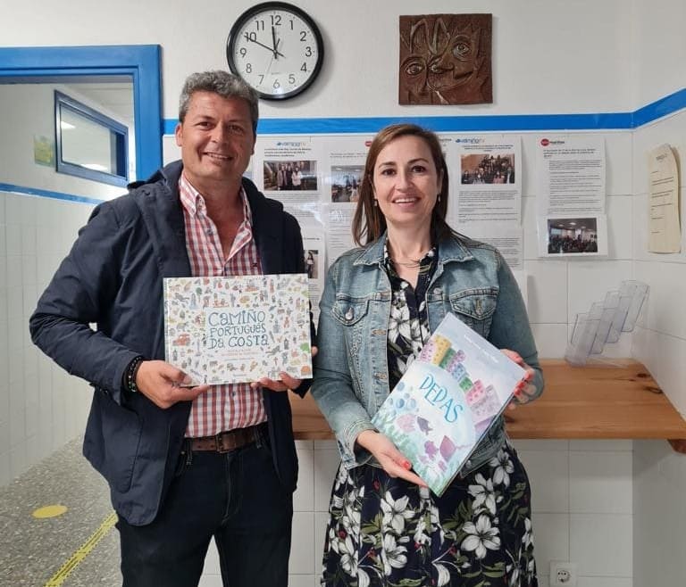 Baiona entrega exemplares do libro infantil “Camiño Portugués da Costa” e “Dedas” aos centros de educación do municipio