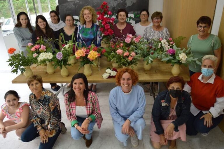 Máis de 200 participantes na iniciativa ‘As nosas Rosas nas Parroquias’ enchen de cor as asociacións mosenses