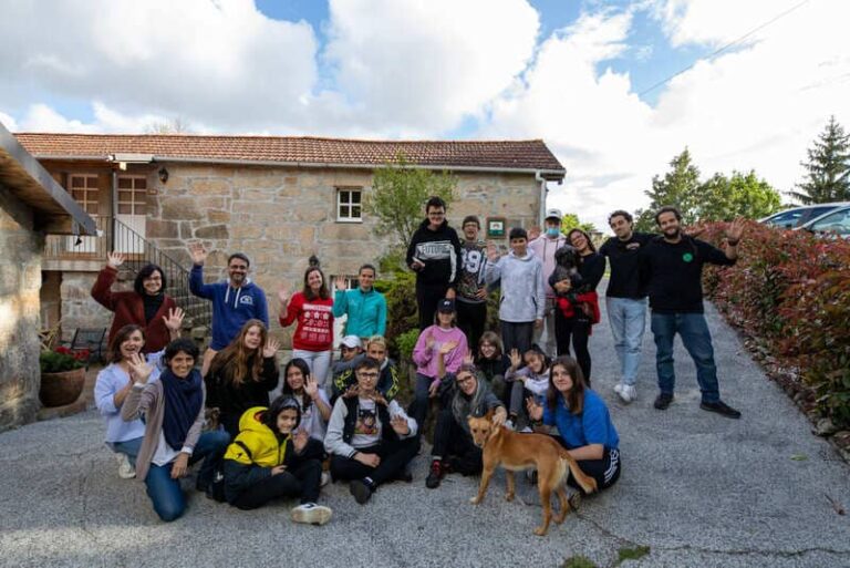 Os participantes de Vincúlate de Baiona visitan Anceu Coliving e Coworking en Ponte Candelas
