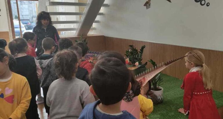 Os alumnos do CRA A Lagoa de Salvaterra visitan a nova biblioteca