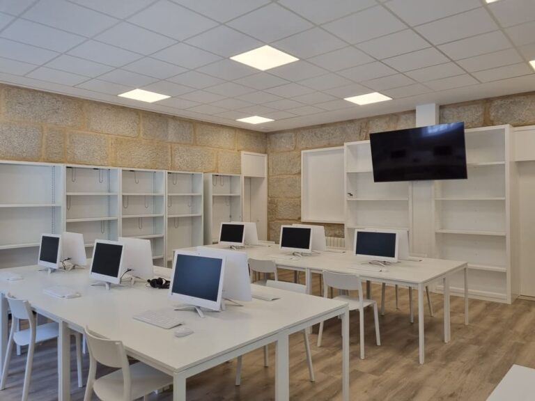 A “Aula Mentor” de Oia abre ao público no espazo de novas tecnoloxías do Concello