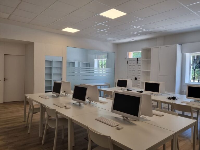 O Concello de Oia pon en marcha unha aula de novas tecnoloxías na antiga biblioteca