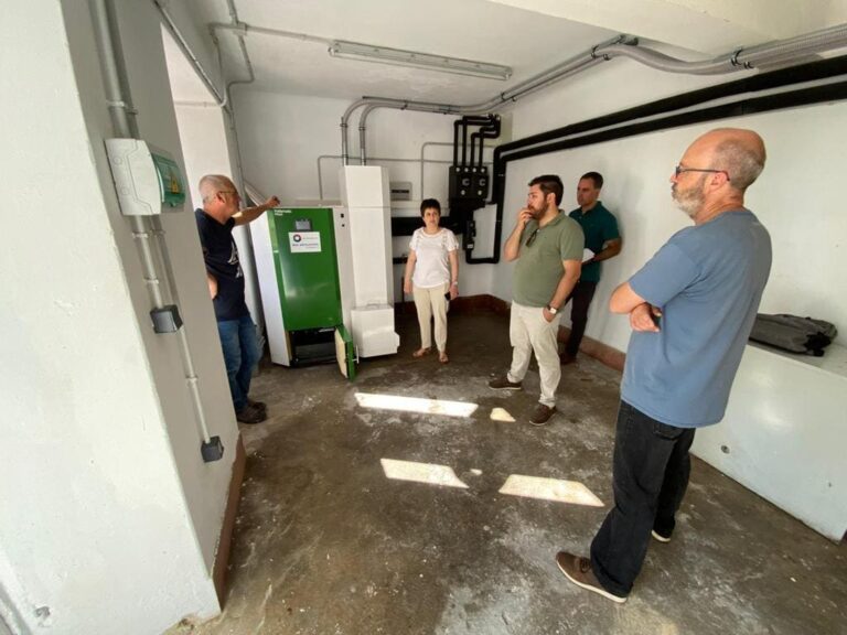 A caldeira de biomasa da Escola de Pancenteo, xa instalada