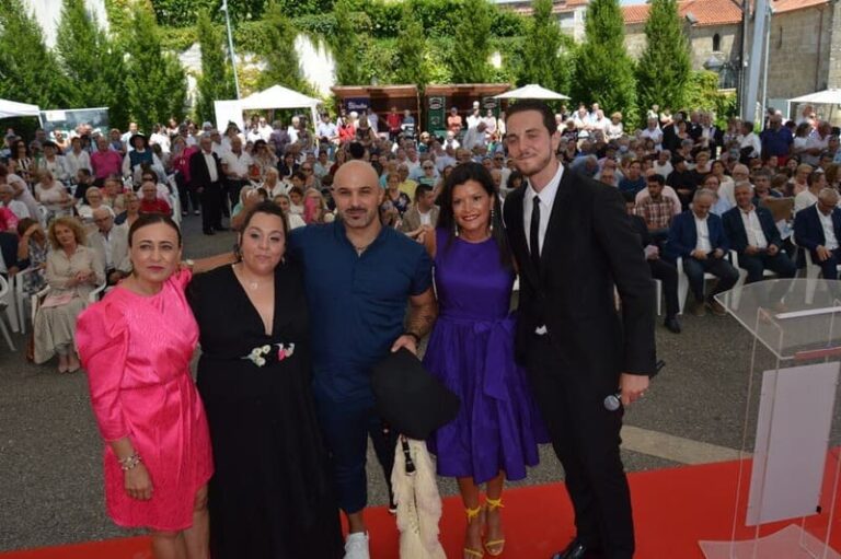 Espectacular pregón do Día da Rosa de Mos protagonizado polo himno municipal