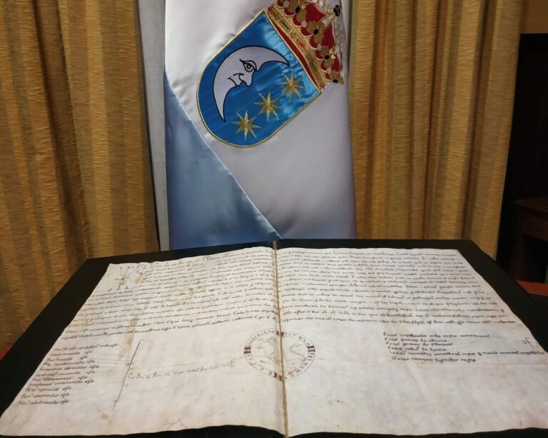 O Concello de Tui entrega unha reprodución facsímile do diploma de Fernando II de 1170 á Catedral