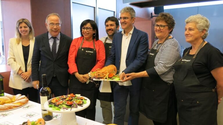 A Guarda peregrina a Santiago para presentar su renovada “Festa da Langosta e da Cociña Mariñeira”