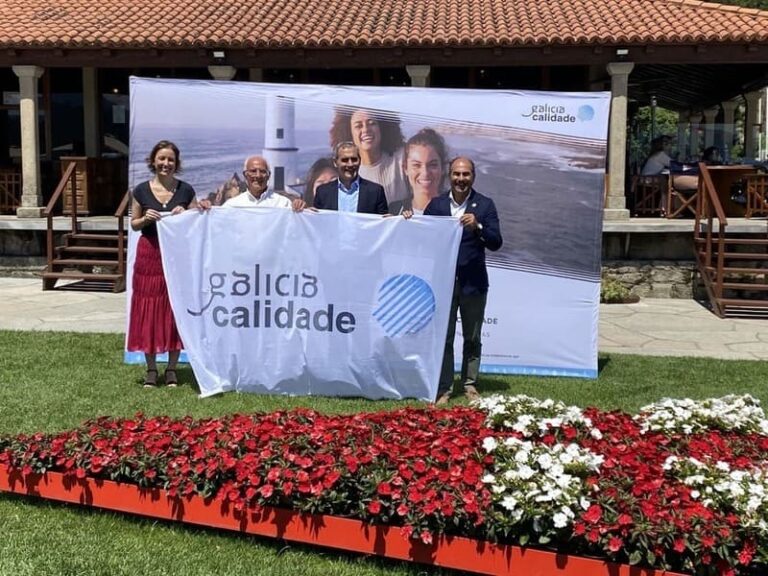 O Monte Real Club de Iates de Baiona recibe a bandeira de Galicia Calidade