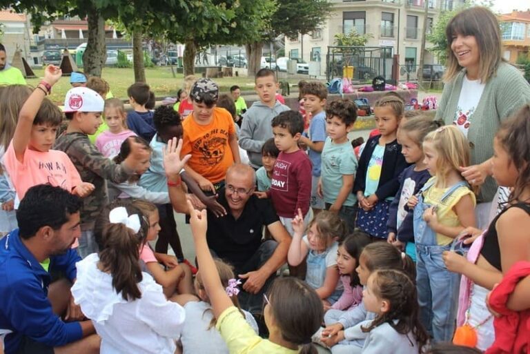 Os nenos do “Campamento de verán 2022” reciben a visita do alcalde de Nigrán