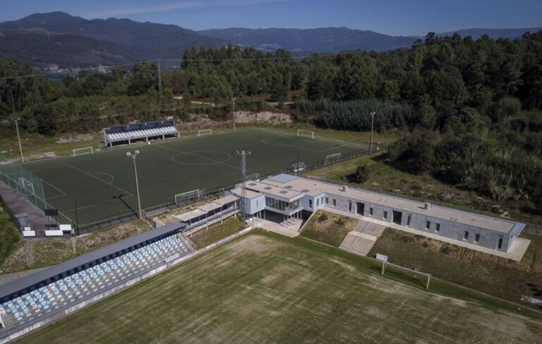 Mondariz continúa mellorando o campo municipal de fútbol da Lagoa