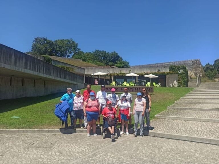 O centro Medelo de COGAMI viaxa a Tomiño para participar nunha actividade náutica polo río Miño