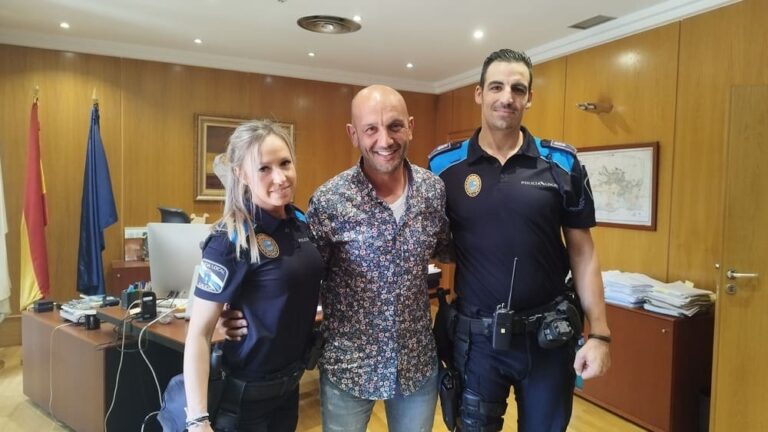 Dous axentes da Policía Local do Porriño salvan a vida dun home que sufriu un paro cardíaco mentres conducía