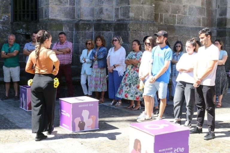 A bailarina Esther Latorre danza en Tui para render homenaxe a todas as mulleres que loitan
