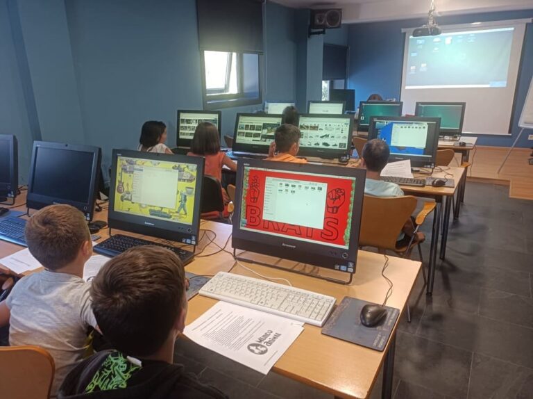 Clausurados os cursos gratuítos de informática para nenos en Redondela