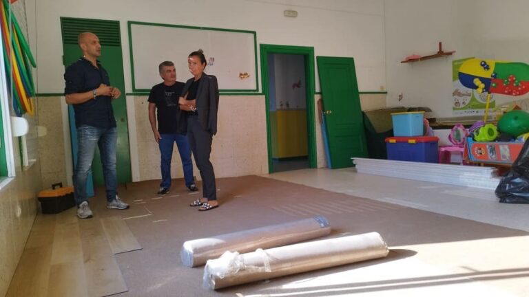O Concello do Porriño renova o piso da escola de Mosende
