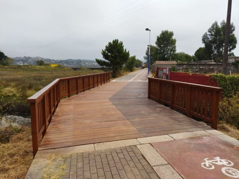 O Concello de Baiona substitúe a pasarela peonil de madeira   paralela á avenida Praia Ladeira