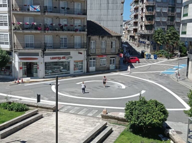 O Concello lembra que as persoas con mobilidade reducida poden acceder en vehículo ás áreas peonís