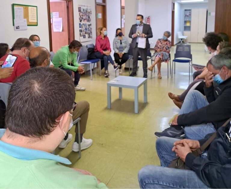 O Concello de Gondomar doa material informático e sanitario á Asociación Avelaíña