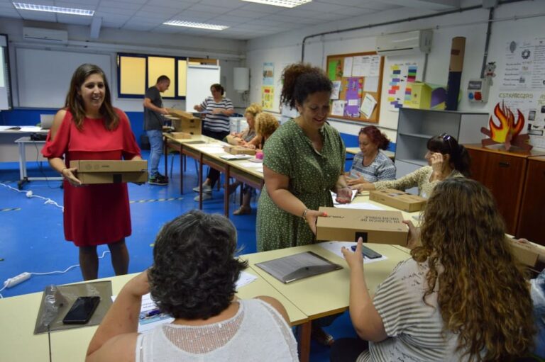 20 mulleres fórmanse en Mos para reducir as fendas dixital e de xénero